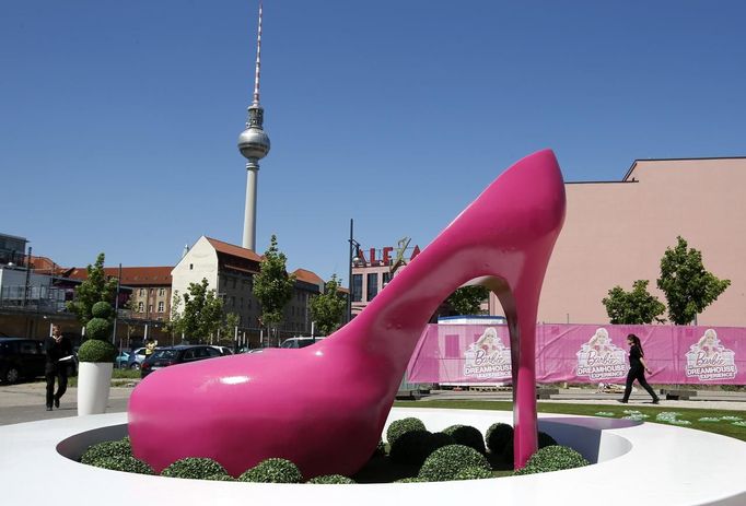 A giant shoe is pictured outside a life-size "Barbie Dreamhouse" of Mattel's Barbie dolls in Berlin, May 15, 2013. The life-sized house, covering about 1,400 square metres offers visitors to try on Barbie's clothes in her walk-in closet, tour her living room and her kitchen. REUTERS/Fabrizio Bensch (GERMANY - Tags: ENTERTAINMENT SOCIETY TPX IMAGES OF THE DAY) Published: Kvě. 15, 2013, 2:29 odp.