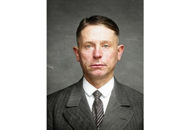 Peter Kürten, německý sériový vrah, na policejní fotografii z roku 1931. Výřez, kolorováno