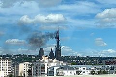 Katedrálu v Rouenu na severu Francie zachvátil požár. Hasiči ho dostali pod kontrolu