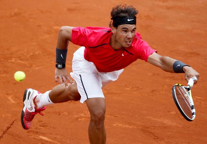 Španělský tenista Rafael Nadal stíhá míček z rakety Davida Ferrera během semifinále French Open 2012.