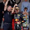 Šéf Red Bullu Christian Horner a Sergo Pérez slaví vítězství ve Velké ceně Monaka 2022