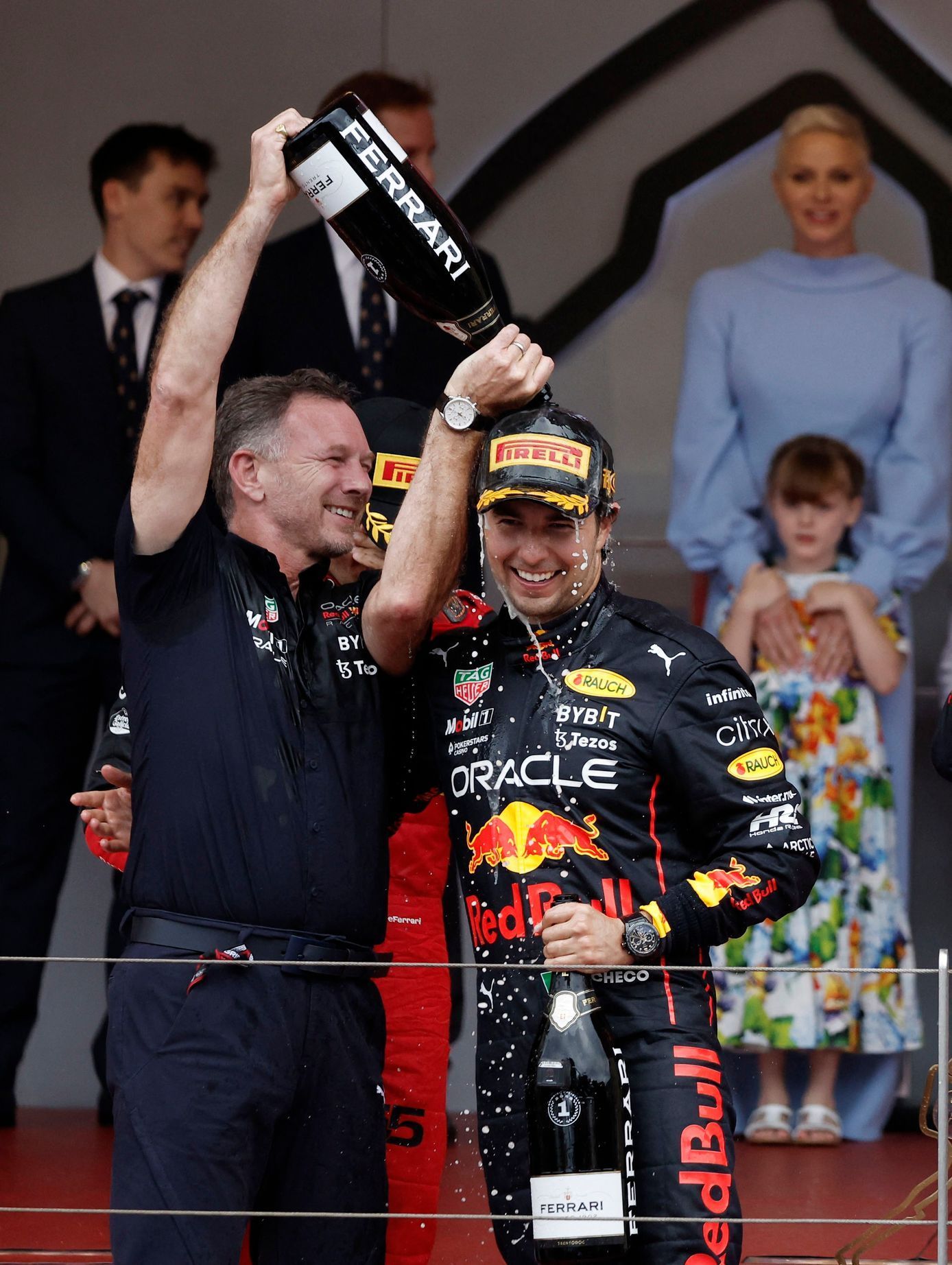 Šéf Red Bullu Christian Horner a Sergo Pérez slaví vítězství ve Velké ceně Monaka 2022