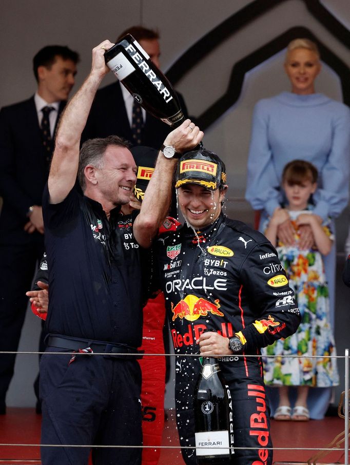 Šéf Red Bullu Christian Horner a Sergo Pérez slaví vítězství ve Velké ceně Monaka 2022