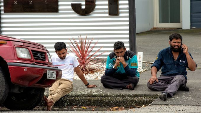 Lidé na místě útoku u jedné z mešit v novozélandském Christchurch.