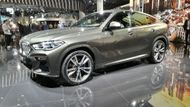 BMW také ukazuje novou generaci faktického zakladatele třídy luxusních SUV-kupé. Model X6 dostal design předních partií i techniku konvenčnější X5, ovšem v atraktivnějším balení. V nabídce motorů nebude chybět benzinový osmiválec s 390 kW.