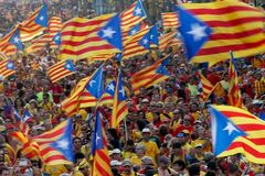 Chceme nezávislost, vzkázali Katalánci Madridu. Nezávazně