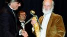 Jan Švankmajer (vpravo) přebírá cenu na karlovarském festivalu od Jiřího Bartošky za film Lekce Faust z roku 1994.