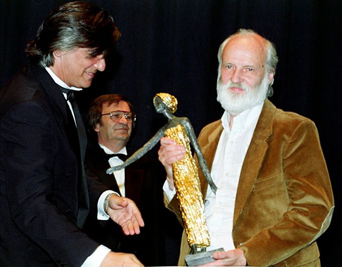 Jan Švankmajer (vpravo) přebírá cenu na karlovarském festivalu od Jiřího Bartošky za film Lekce Faust z roku 1994.