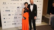 Herečka Martha Issová s režisérem Davidem Ondříčkem při příchodu do Rudolfina.