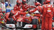 Důležité byly detaily. Například o čtvrtém místě pro Vettela se rozhodlo v posledním kole. V boxech si pro tvrdší gumy zastavili Massa a Vettel, ale z boxů odjeli v opačném pořadí. Massův tým mění kola o poznání pomaleji než hoši od Red Bullu.