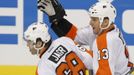 Český hokejista Jaromír Jágr a Pavel Kubina z Philadelphia Flyers slaví gól během utkání NHL.