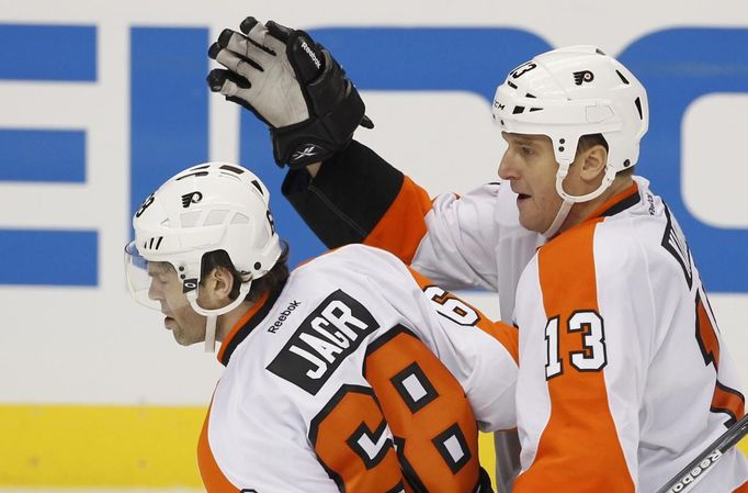 Český hokejista Jaromír Jágr a Pavel Kubina z Philadelphia Flyers slaví gól během utkání NHL.