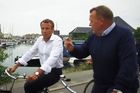 Video: Prezident s premiérem na kole. Macron se projel po Kodani