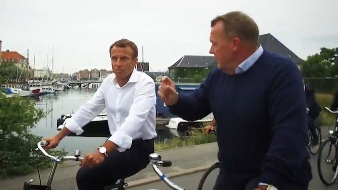 Francouzský prezident Emmanuel Macron vyrazil do ulic Kodaně na kole s dánským předsedou vlády.
