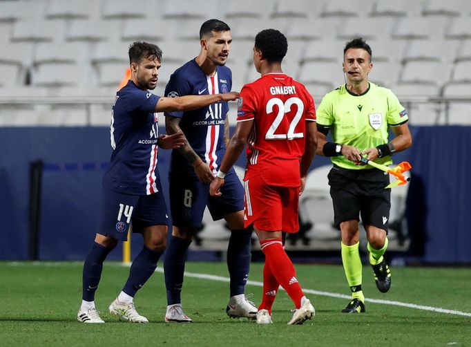 Leandro Paredes a Serge Gnabry ve finále LM Bayern Mnichov - Paris St. Germain