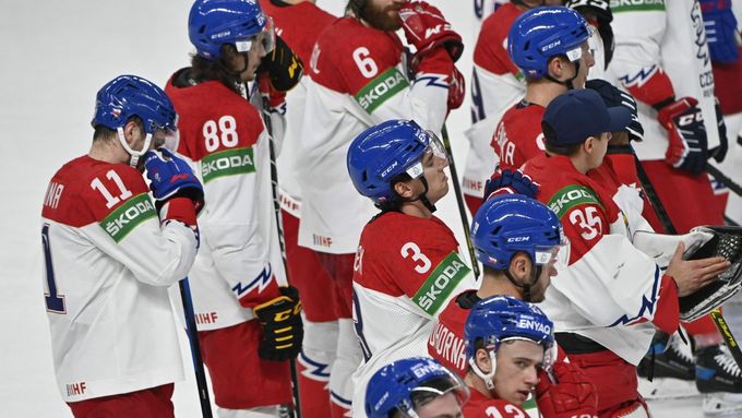 Nejlepší fotky z hokejové Rigy: Vítězové, poražení, tvrďáci i osamělí hrdinové
