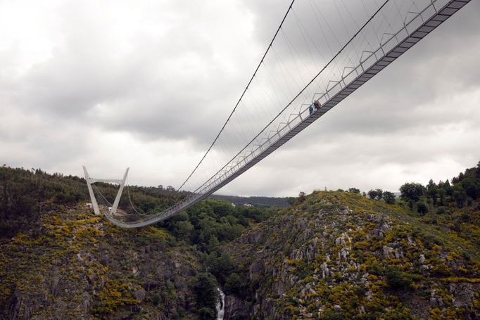 Nejdelší visutá pěší lávka na světě je v Portugalsku nedaleko města Arouca.