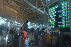 Na Bali znovu zprovoznili letiště, které zavřeli kvůli erupci sopky. Vulkán dál hlídají