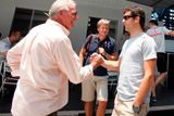 Je čas i na společenská setkání: Mark Webber se zdraví s někdejší rallyecrossovým jezdecem Johnem Buttonem, otcem stále ještě úřadujícího šampiona F1 Jensona Buttona.
