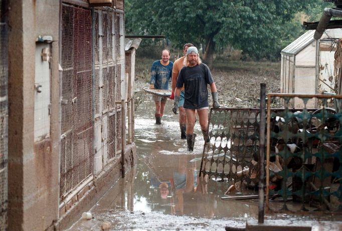 Archivní snímek z povodní v roce 1997, které postihly třetinu země, nejvíce Moravu a východní Čechy.