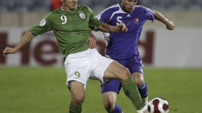 Kevin Doyle (vlevo) a Jan Durica bojují o míč v průběhu kvalifikačního zápasu Slovensko - Irsko v Bratislavě 8. září 2007