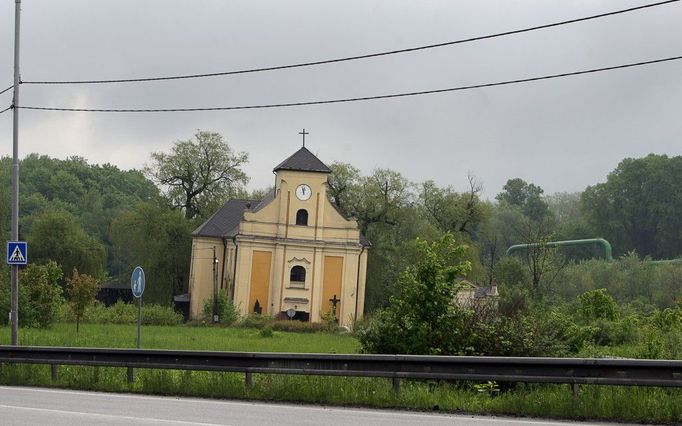 Farní kostel sv. Petra z Alkantary se kvůli podzemní těžbě uhlí postupně vychýlil o 6,8 stupňů.