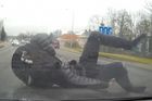 VIDEO: Chlapec vběhl na přechod, když před ním zastavilo auto. Druhý řidič ho smetl