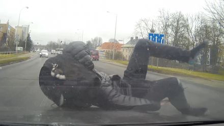 VIDEO: Chlapec vběhl na přechod, když před ním zastavilo auto. Druhý řidič ho smetl
