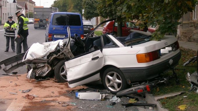 Při nehodě zemřel řidič audi