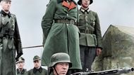 Na snímku Pouštní liška neboli nacistický generál polní maršál Erwin Rommel, právě kontrolující obranu. Na Den D byl zrovna u rodiny, takže přímo na místě do bojů nezasáhl. Nacisté nevěřili, že by spojenecké síly byly už s to zaútočit.