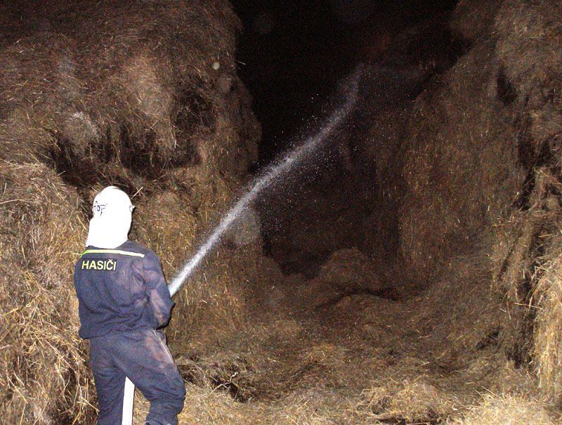 Hořící stoh na Náchodsku