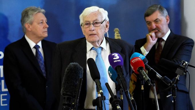 Seamus Mallon (uprostřed) na setkání k 20. výročí Velkopáteční mírové dohody předloni v dubnu v severoirském Belfastu.