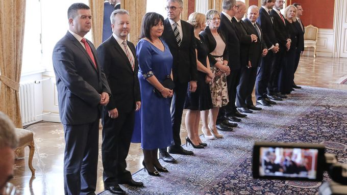 Vláda při jmenování prezidentem Miloše Zemanem.