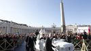 Pope Francis arrives in Saint Peter's Square for his inaugural mass at the Vatican March 19, 2013. Pope Francis celebrates his inaugural mass on Tuesday among political and religious leaders from around the world and amid a wave of hope for a renewal of the scandal-plagued Roman Catholic Church. REUTERS/Giampiero Sposito (VATICAN - Tags: RELIGION POLITICS) Published: Bře. 19, 2013, 8:37 dop.