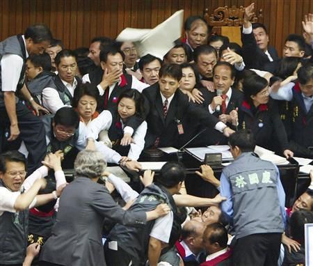 Tchaj-wan - rvačka v parlamentu