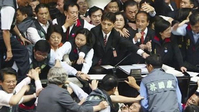 Záběr z poslední velké rvačky v tchajwanském parlamentu, které se loni v květnu účastnilo na pět desítek zákonodárců