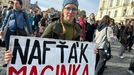 Demonstrace proti Petru Macinkovi jako možnému ministru životního prostředí na Hradčanském náměstí.