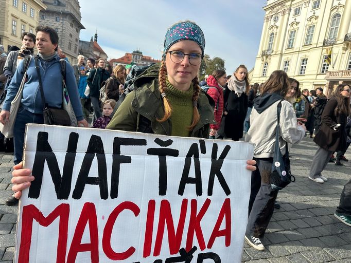 Demonstrace proti Petru Macinkovi jako možnému ministru životního prostředí na Hradčanském náměstí.