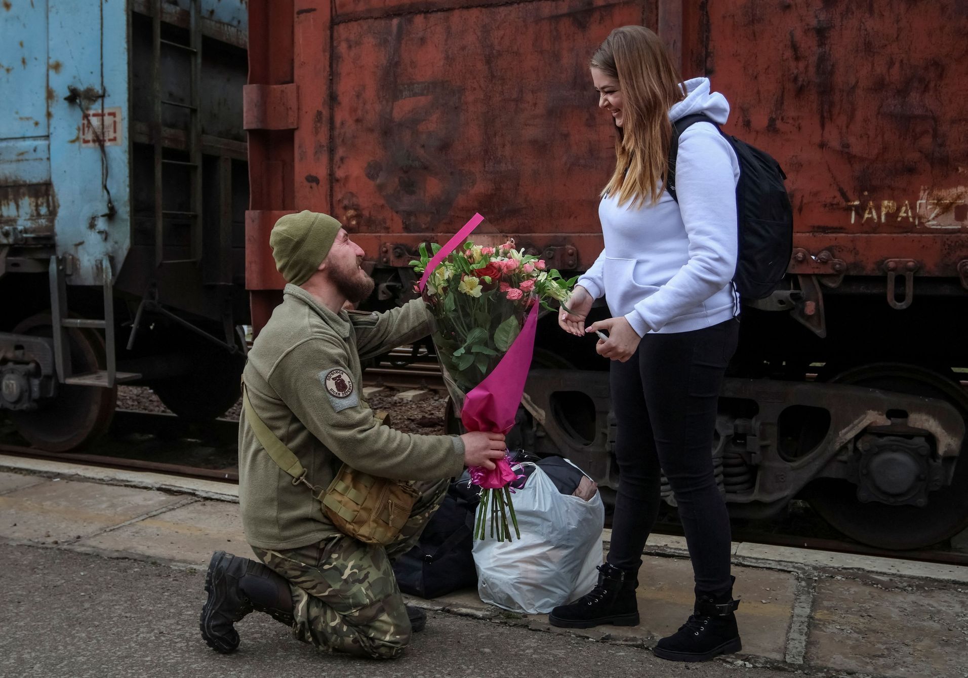 Ukrajinský voják Volodymyr požádal o ruku svoji přítelkyni Viktorii, která ho přijela navštívit do Kramatorsku nedaleko frontové linie.
