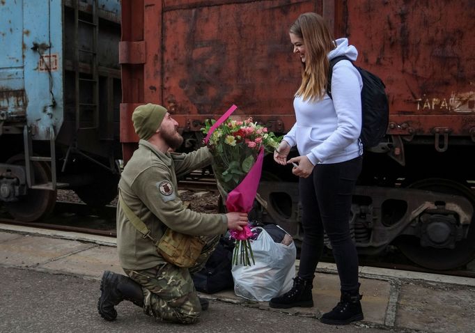 Ukrajinský voják Volodymyr požádal o ruku svoji přítelkyni Viktorii, která ho přijela navštívit do Kramatorsku nedaleko frontové linie.