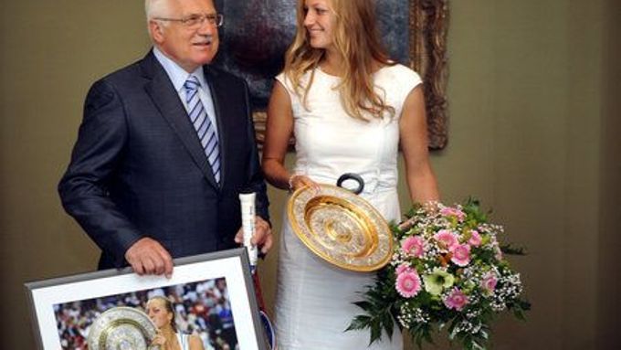 Tenisový fanoušek Václav Klaus na snímku s Petrou Kvitovou.