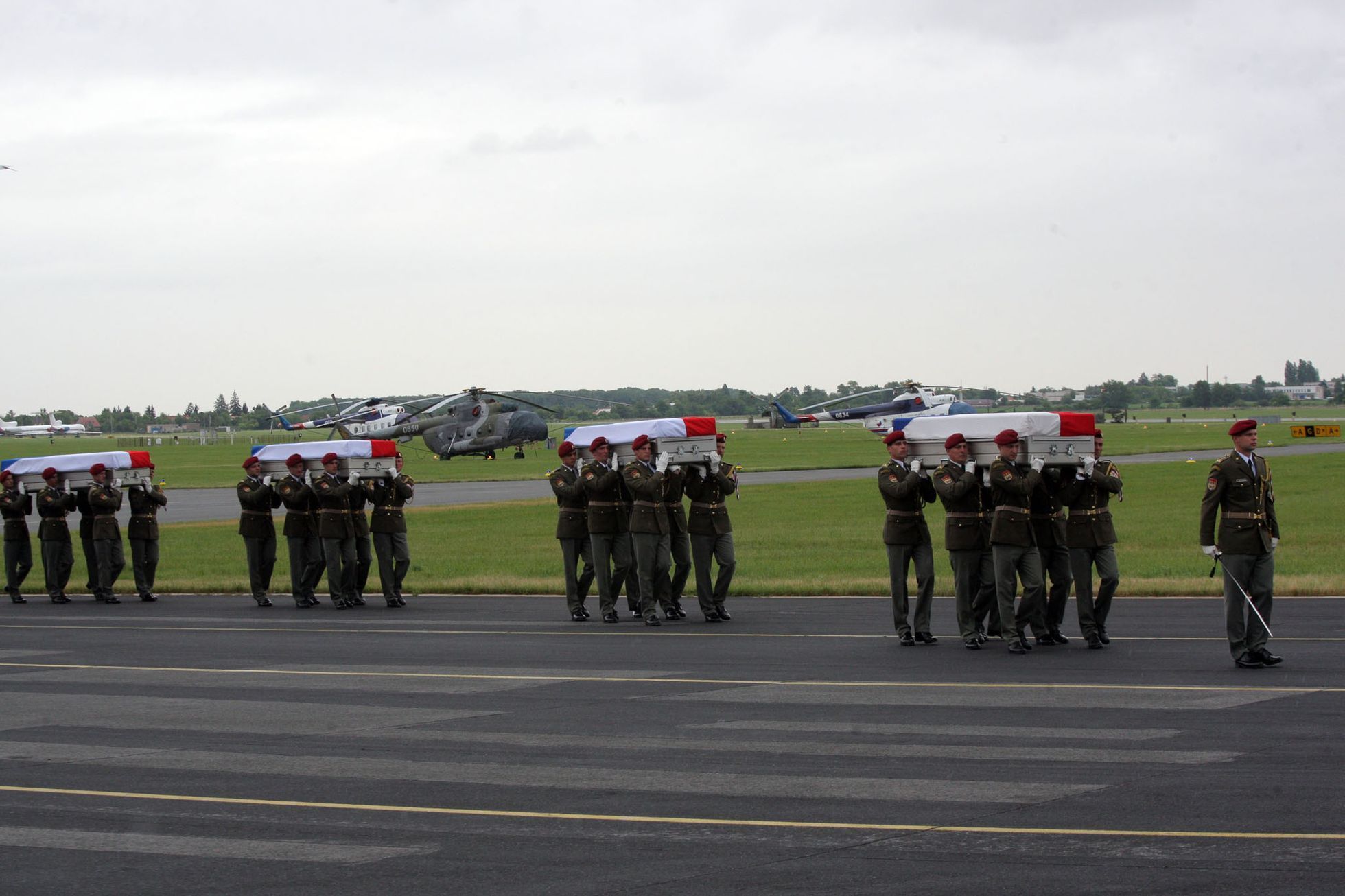 Přílet letadla s ostatky vojáků zabitých v Afghánistánu