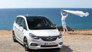 Opel Zafira kdysi zákazníky omračoval třetí řadou sedadel zapuštěnou v podlaze kufru. Dnes běžná věc, ale ve své době unikát. Zafira se dočkala tří generací, skončila v roce 2016.