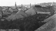 I taková byla Ostrava. Snímky zachycující dávné Ostravsko shromáždil ve své nové knize Vzhůru do dolů! Ondřej Durczak. Na tomto snímku je třeba zábavní park s horskou dráhou Tivoli v Moravské Ostravě. Fotografie byla pořízena ve třicátých letech dvacátého století a nachází se nyní ve sbírce Zdeňka Wludyky. Řadu pozoruhodných záběrů z Ostravska a Karvinska shromáždil v nové knize Vzhůru do dolů! fotograf a publicista Ondřej Durczak. Kniha má poditul Fotografické album průmyslového a kulturního dědictví uhelného hornictví ostravsko-karvinského revíru a kromě množství dobových snímků obsahuje také autorské fotografie ze současnosti.