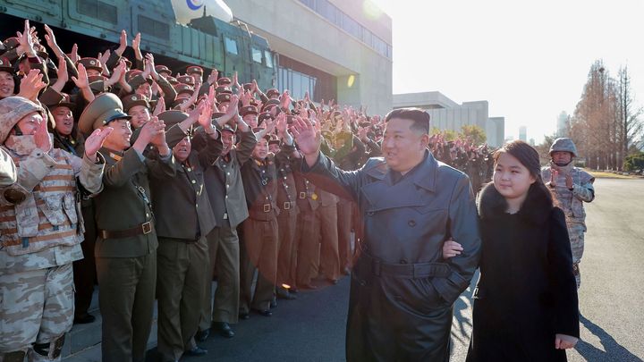 Vůdcova milovaná dcera. Kim vodí desetiletou dívku mezi vojáky a má s ní velké plány; Zdroj foto: North Korea's Korean Central News Agency (KCNA) KCNA via REUTERS