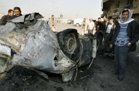 Iráčané obhlížejí auto, kterým zaútočil sebevražedný atentátník