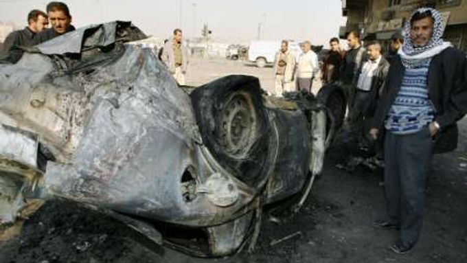 Iráčané obhlížejí auto, kterým zaútočil sebevražedný atentátník (ilustrační foto).