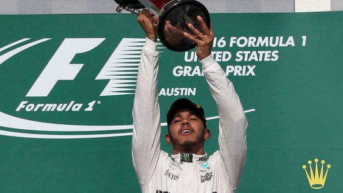 Lewis Hamilton slaví triumf v Austinu.