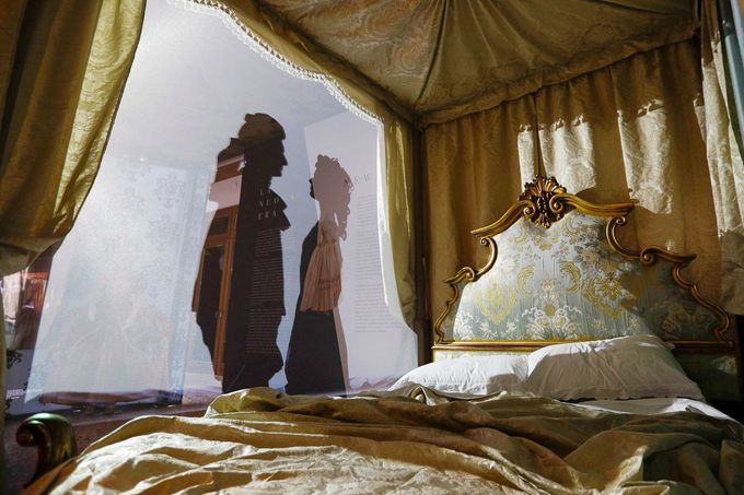 Postel Giacomo Casanovy. Záběr z instalace Casanovova muzea, které je věnováno italskému dobrodruhovi 18. století Giacomu Casanovovi v italských Benátkách.
