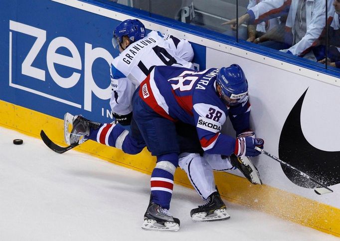 Pavol Demitra přiráží k mantinelu Mikaela Granlunda